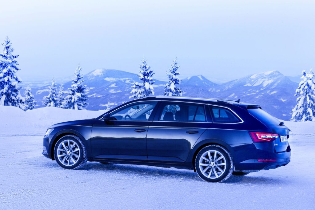 Škoda Superb Combi im Schnee vor Bergkulisse