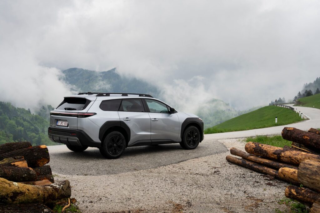 Toyota bZ4X Touring in Silber, Heckansicht in den Bergen