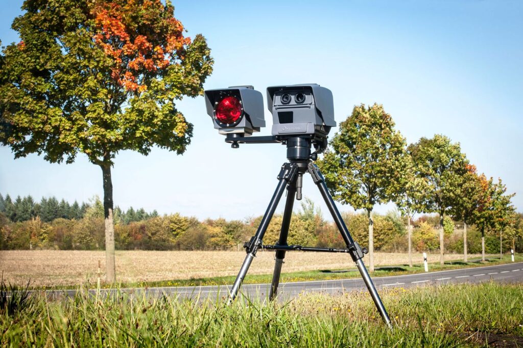 Mobile Geschwindigkeitsmessanlage Vitronic PoliScan FM1 am Rand einer Landstraße