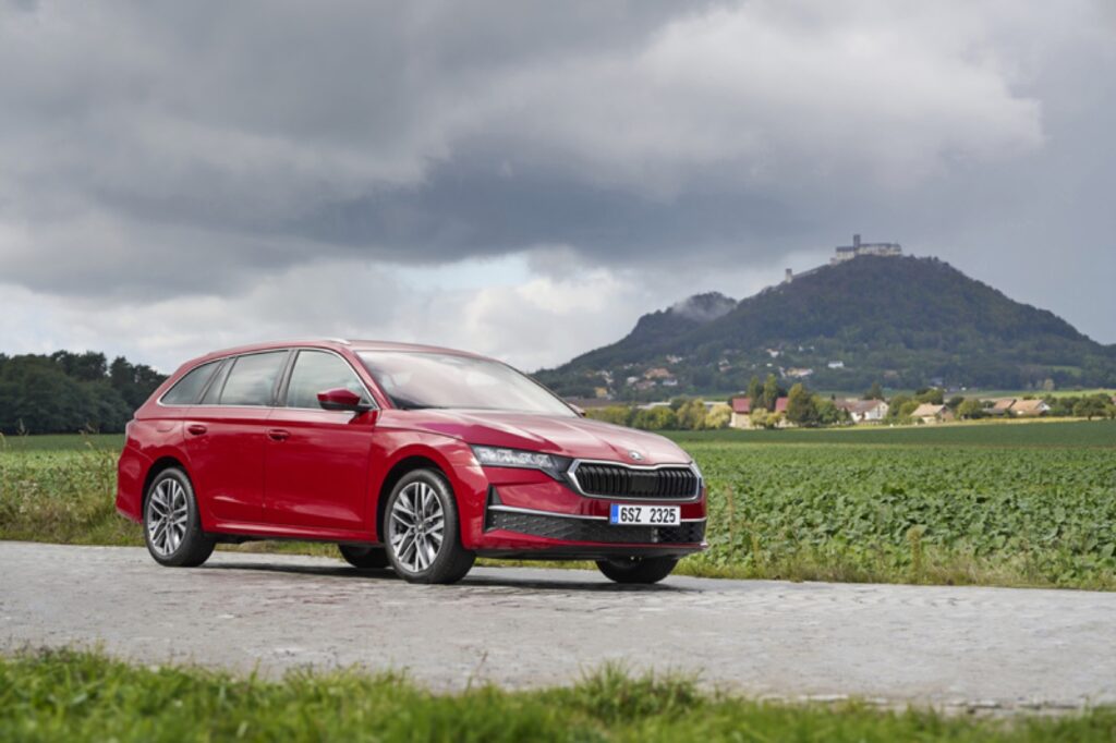 Škoda Octavia Combi Vollhybrid in Rot auf einer Landstraße