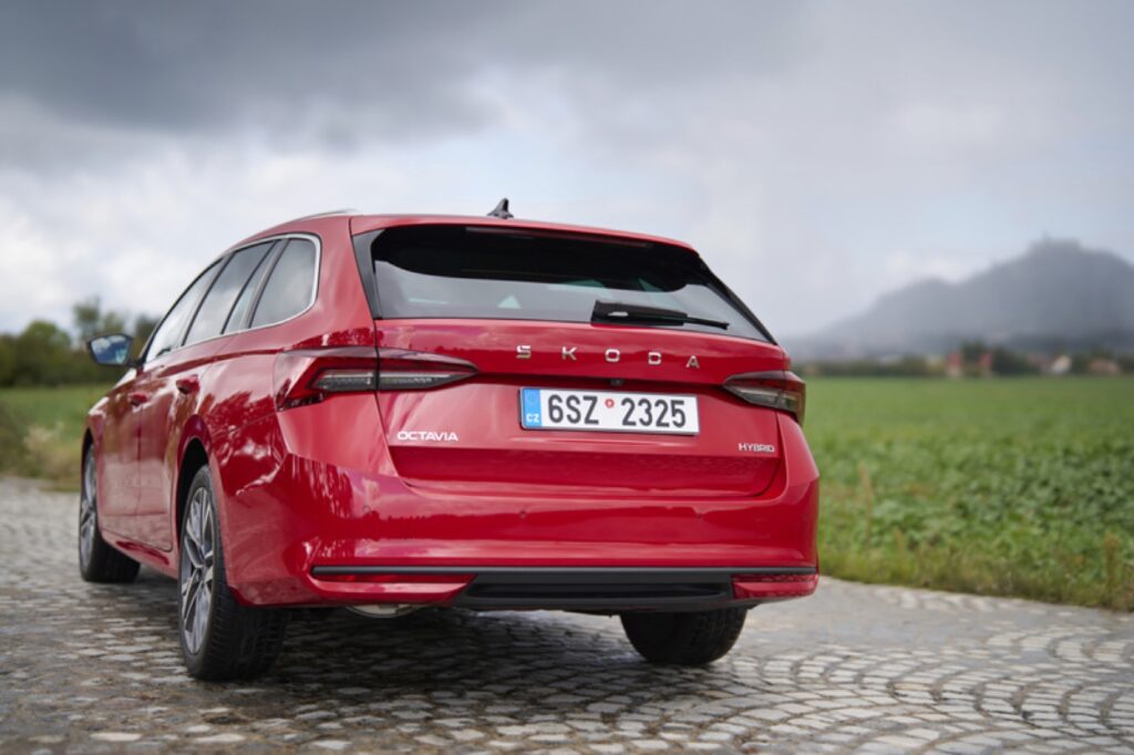 Škoda Octavia Combi Vollhybrid in Rot, Heckansicht