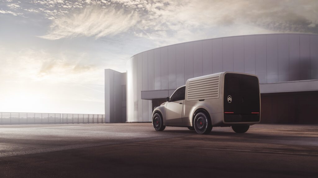 Heckansicht des Citroën 2CV Fourgonnette Concept mit schwarzer Heckfront, Citroën-Logo und roten Leuchtstreifen vor einem runden Hallenbau