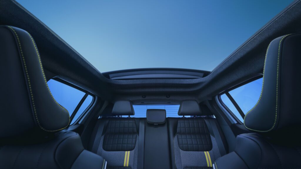 Renault 4 E-Tech elektrisch mit geöffnetem Faltdach Plein Sud, Blick in den Innenraum