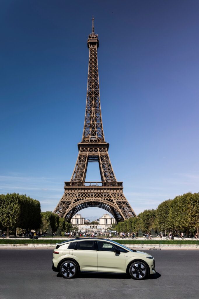 Der Audi A2 e-tron vor dem Eiffelturm in Paris