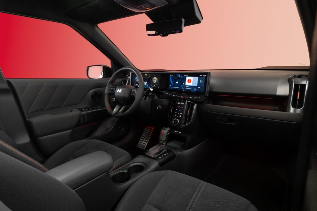 Cockpit des Hyundai Bayon mit zwei gebogenen 12,3-Zoll-Displays und Sportlenkrad
