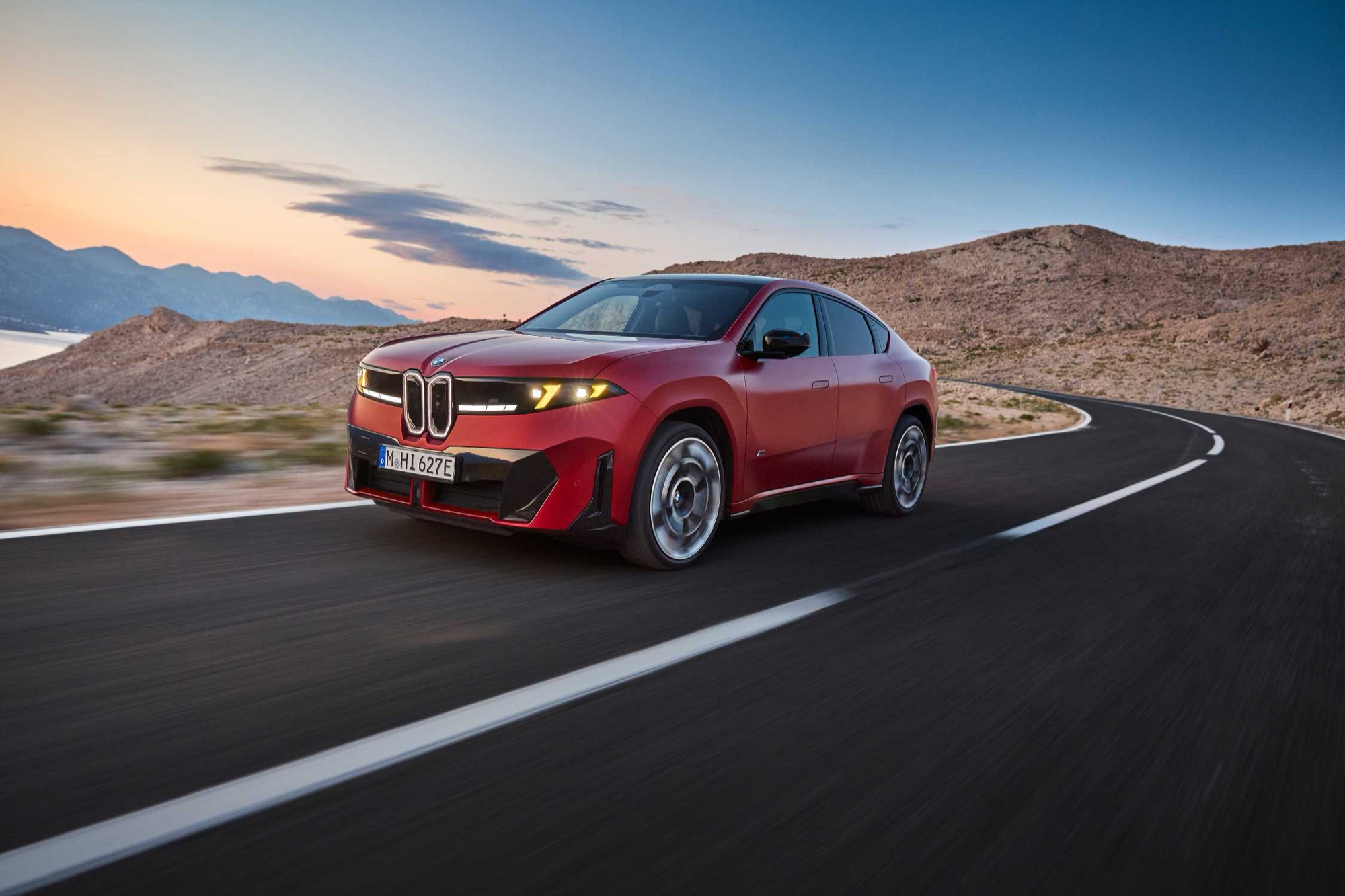 BMW iX4: Elektro-SUV-Coupé mit bis zu 828 km, Marktstart März 2027