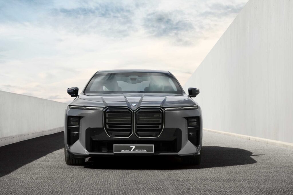 Front des BMW Concept 7 Protection in Grau zwischen hellen Betonwänden
