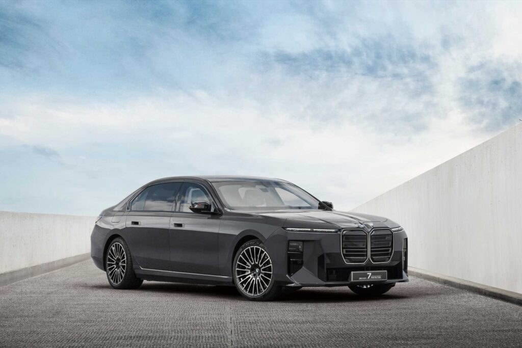 Seitenansicht des BMW Concept 7 Protection vor einer Betonmauer unter Wolkenhimmel