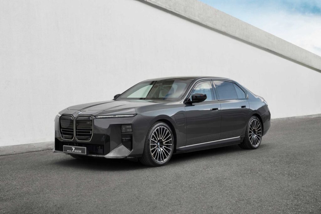 BMW Concept 7 Protection in Grau, schräg von vorn vor einer weißen Betonwand