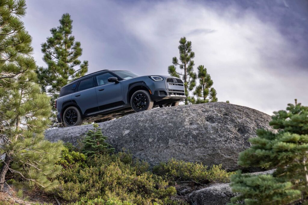 MINI Countryman S ALL4 Untamed Edition auf einem Felsen