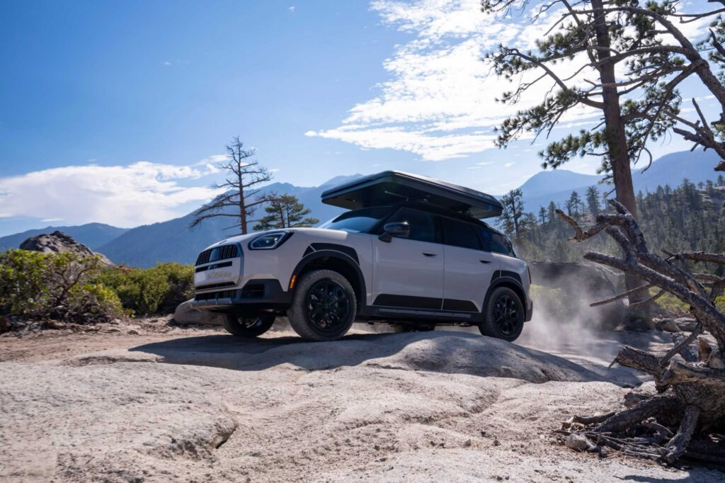MINI Countryman Untamed Edition mit Dachzelt im Gelände