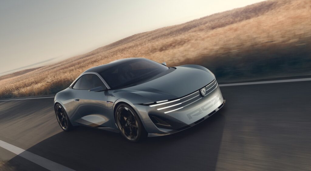 Silberner Peugeot RCZ Vision in der Frontansicht während der Fahrt auf einer Landstraße