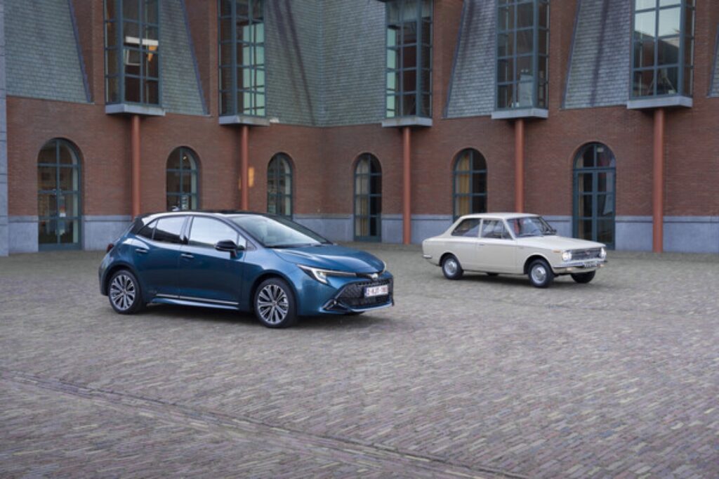 Aktueller Toyota Corolla in Blau neben einem Corolla der ersten Generation
