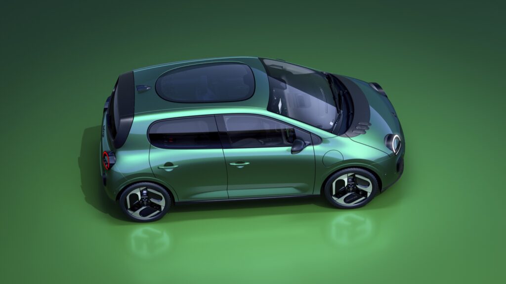 Grüner Renault Twingo E-Tech elektrisch von schräg oben mit Panorama-Glasdach Twingobay