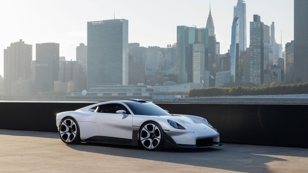 Der weiße Porsche Mission S auf einem Pier vor der Skyline von Manhattan