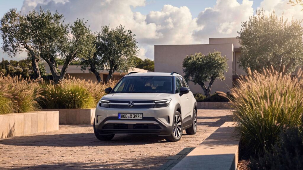 Weißer VW ID. Cross vor einem Haus