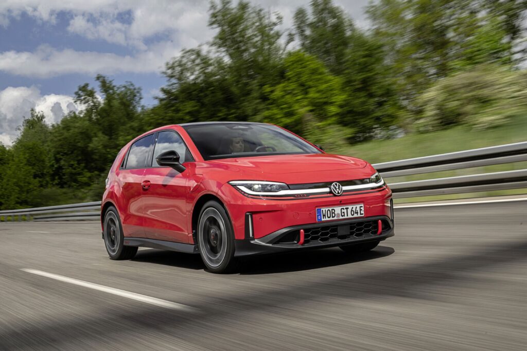Roter VW ID. Polo GTI in Fahrt