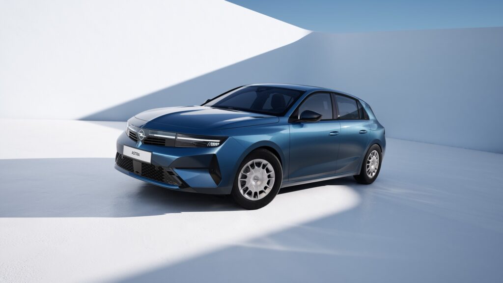 Blauer Opel Astra Start im Studio