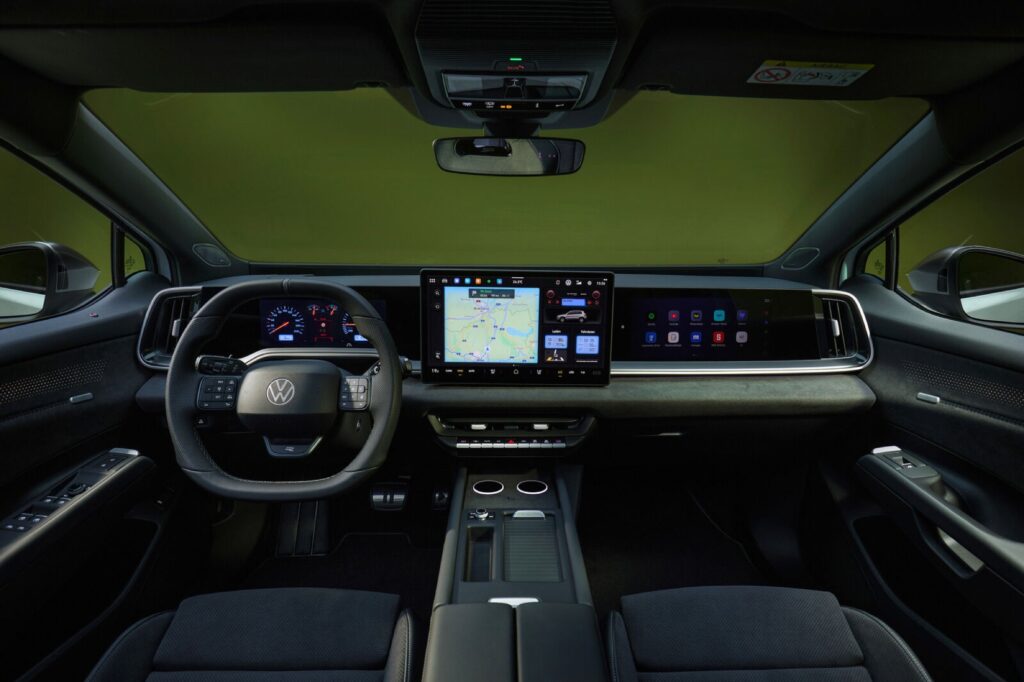 Cockpit des VW ID. Tiguan mit drei Displays