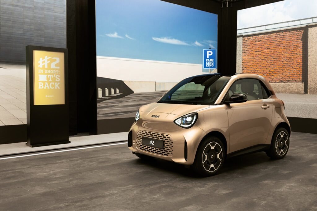 Goldfarbener smart #2 in einer Ausstellungshalle