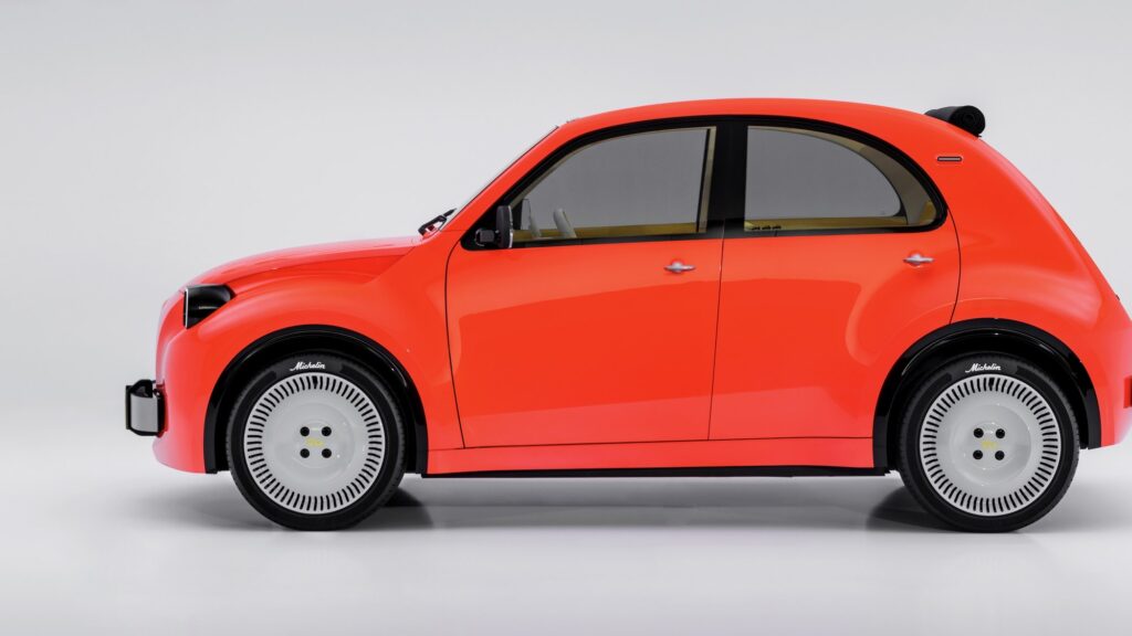 Seitenansicht des orangeroten Citroën 2CV Concept mit hellgrauen Stahlrädern