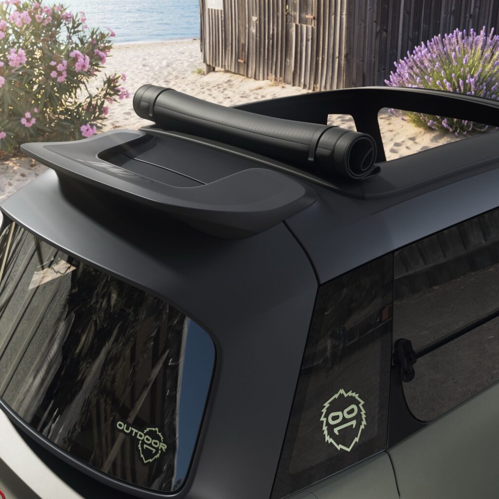 Aufgerolltes Sonnendach und Heckspoiler des Citroën Ami Outdoor