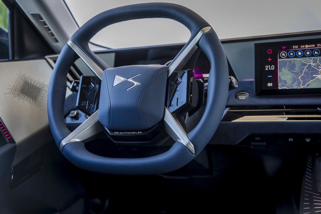 Cockpit des DS N°7 mit Vierspeichen-Lenkrad, digitalem Kombiinstrument und Navigationsbildschirm