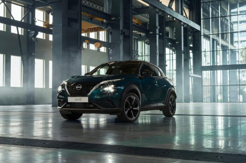 Nissan Juke in Dunkelblau in einer Industriehalle