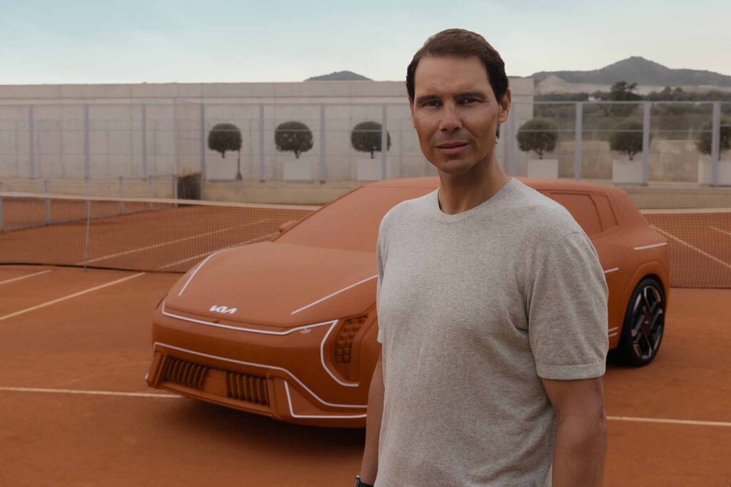 Rafael Nadal mit dem Tonmodell des Kia EV4 GT in der Rafa Nadal Academy auf Mallorca