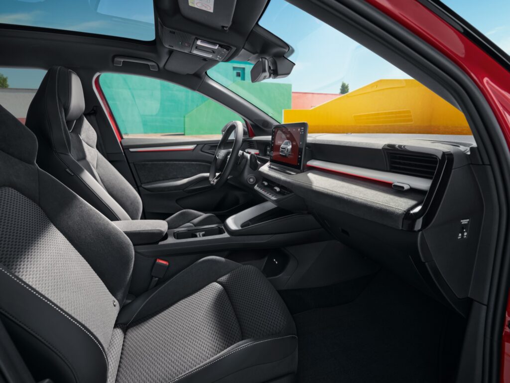Innenraum des Škoda Epiq Sportline mit schwarzen Sportsitzen, Sportlenkrad und Zentralbildschirm