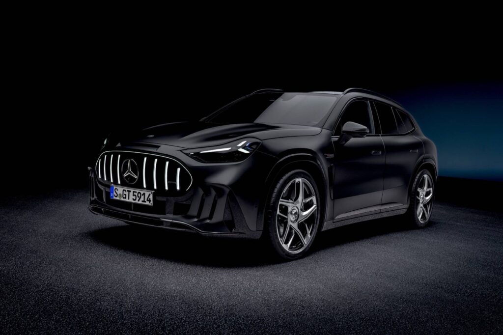 Schwarzer Mercedes-AMG GT SUV im Studio