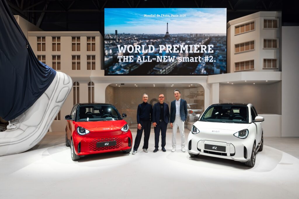 Zwei smart #2 in Rot und Weiß auf der Bühne in Paris