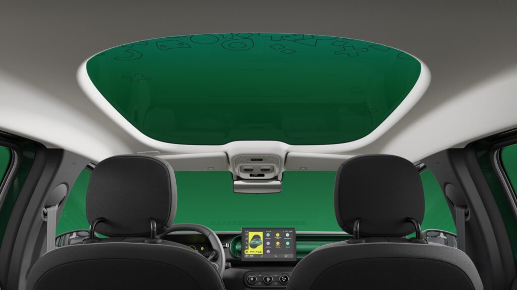Blick von den Rücksitzen nach oben durch das Panorama-Glasdach Twingobay des Renault Twingo